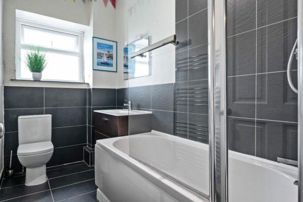 Falmouth Stays Pendennis bathroom