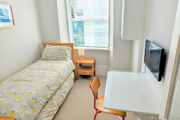 Falmouth Stays Pendennis bedroom and work space